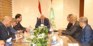 وزير الزراعة يبحث مع المدير...