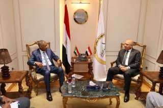 وزير النقل يستقبل السفير السوداني...