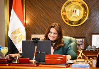 وزيرة الهجرة تعقد لقاء مع...
