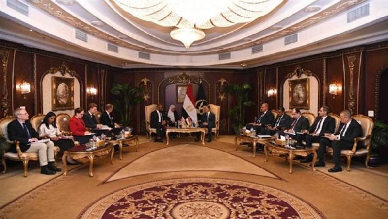 وزير الداخلية يلتقي نظيره البريطاني