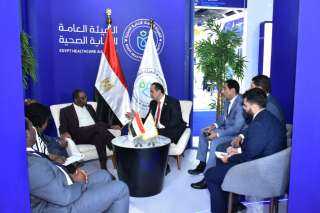 رئيس هيئة الرعاية الصحية يلتقي...