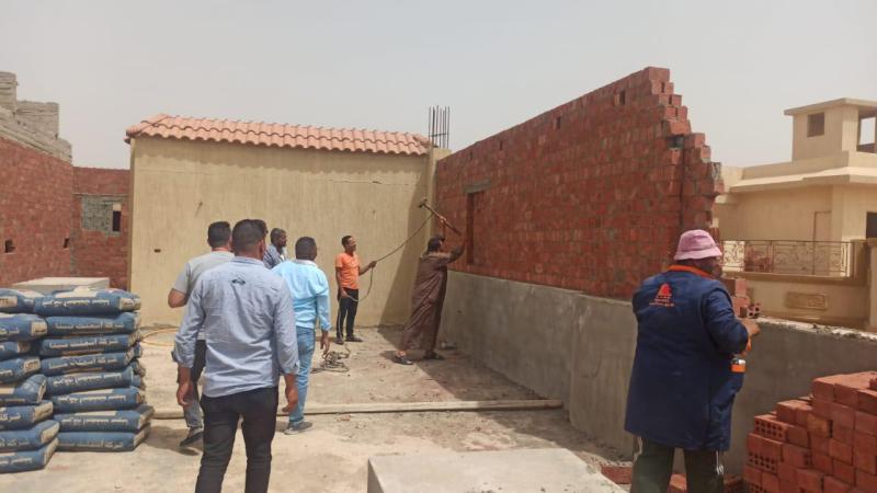 استرداد قطعتي أرض لمخالفة شروط التخصيص وتنفيذ 5 قرارات إزالة لمبانٍ مخالفة بالشروق