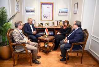 وزيرة الهجرة تطلع على مستجدات...