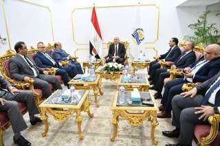 محافظ قنا يستقبل وفد وزارة...