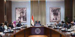 رئيس الوزراء يلتقي مسئولي مجموعة...