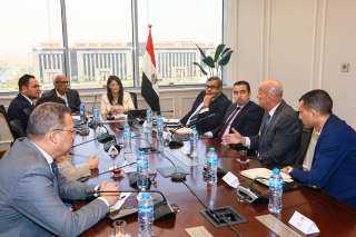 المشاط تعقد مائدة مستديرة مع...