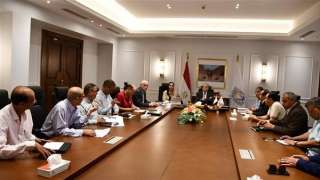 محافظ جنوب سيناء يناقش الاستعدادات...