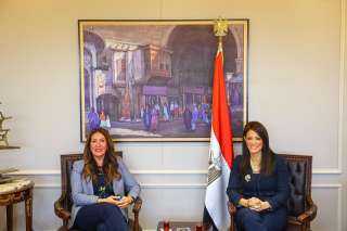 وزيرة التعاون الدولي توقع مع...
