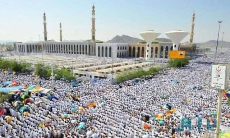 الحجاج يتوافدون على مسجد نمرة للاستماع إلى خطبة عرفة وأداء صلاتى الظهر والعصر