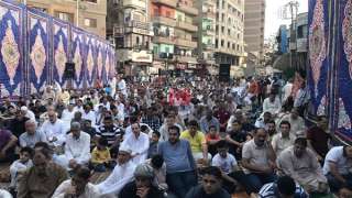 الآلاف يتوافدون إلى ساحات صلاة...