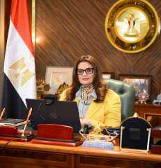 وزيرة الهجرة تعقد اجتماعا مع...