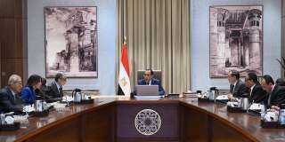 رئيس الوزراء يناقش مع الوزراء...