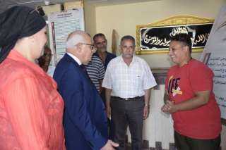 محافظ بورسعيد يلتقي العاملين ”...
