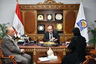 لبحث شكواهم .. محافظ قنا...