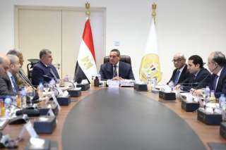 وزير التنمية المحلية يترأس اجتماعاً...