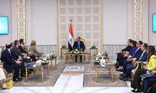 رئيس الوزراء يلتقي نائبة رئيس...