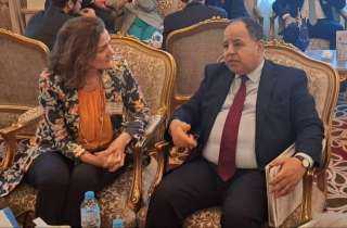 وزير المالية يلتقى مع وكيل...