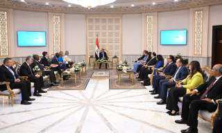 رئيس الوزراء يلتقي المدير العام...