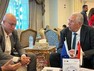وزير الزراعة يبحث مع إحدى...