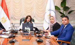 وزيرة الهجرة تعقد لقاء مع...
