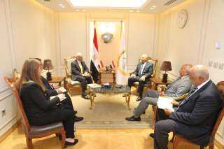 وزير النقل يستقبل السفير العراقي...