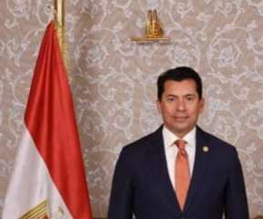 رئيس جامعة حلوان يهنئ الدكتور...