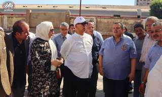 رئيس مجلس الإدارة يقوم ...
