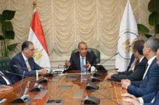وزير الخارجية والهجرة يجتمع مع...