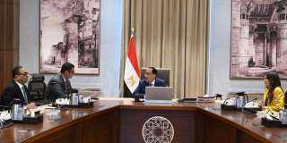 رئيس الوزراء يستعرض مع وزير...
