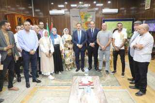 وفد من الصحفيين والاعلاميين يقدمون...