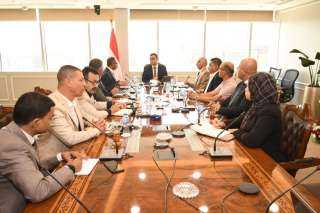 وزير الإسكان يتابع الموقف التنفيذى...