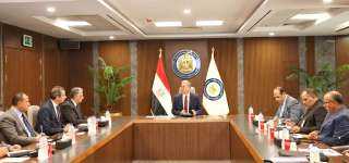 وزير البترول يعقد اجتماعاً بمقر...