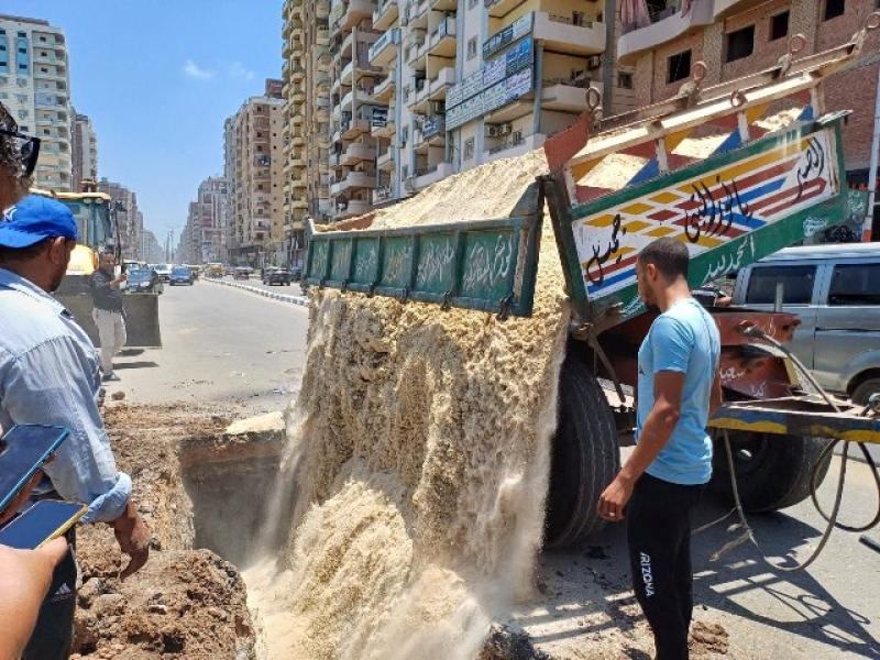 الإنتهاء من إصلاح كسر بماسورة مياه الشرب بطريق عمر شاهين اتجاه القنايات بمدينة الزقازيق