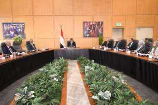 وزير الإسكان يتابع سير العمل...