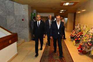 محافظ أسيوط يلتقي رئيس جامعة...