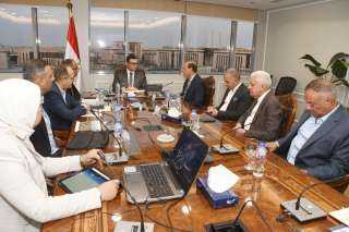 وزير الإسكان يتابع سير العمل...
