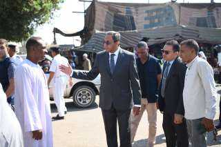 محافظ قنا يفاجئ عدد من...