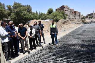محافظ أسوان يتفقد الأعمال بمشروع...