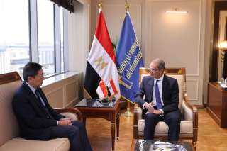وزير الاتصالات يبحث مع سفير...