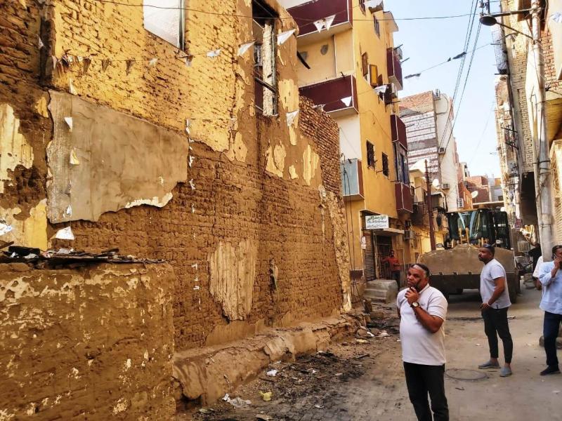محافظ أسوان : إزالة الخطر الداهم لمبنى قديم بشارع منصور مكى بعباس فريد وتأمين المقيمين بالمنطقة