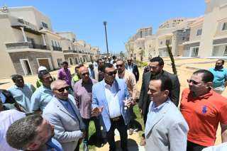 وزير الإسكان يتفقد موقف تنفيذ...