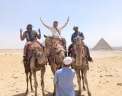 أهرامات الجيزة تستقبل المغني الأمريكي...