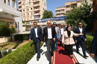 وزير التربية والتعليم ونائب محافظ...