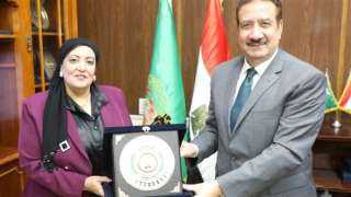 محافظ المنوفية يكرم وكيل وزارة...