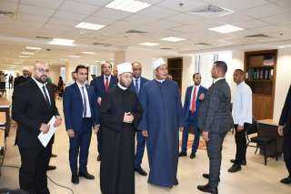 وزير الأوقاف يتابع سير العمل...