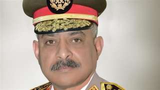 وزير الدفاع يلتقي عددًا من...