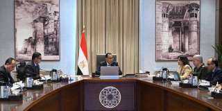 رئيس الوزراء يتابع موقف المشروعات...