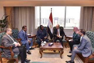 وزير العمل يستقبل رئيس منظمة...