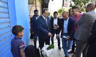 محافظ أسيوط يشتري بضاعة بائعة...