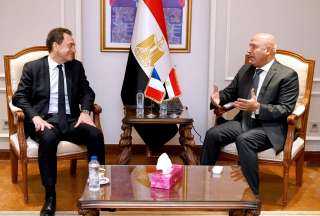 وزير الصناعة والنقل يبحث مع...